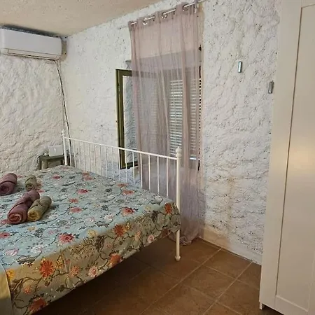 Vakantiehuis Stone Three Bedroom House With Rooftop Terrace Jezera