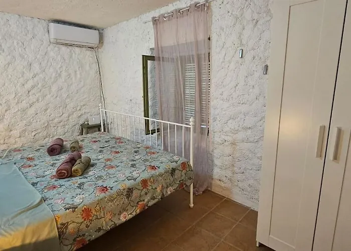 Vakantiehuis Stone Three Bedroom House With Rooftop Terrace Jezera