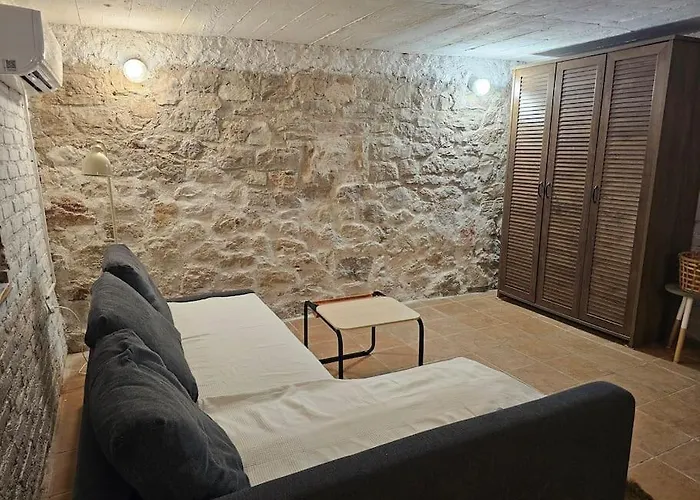 Vakantiehuis Stone Three Bedroom House With Rooftop Terrace