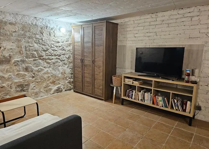 Stone Three Bedroom House With Rooftop Terrace Feriehus *