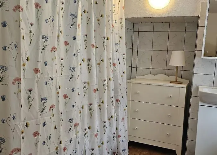 Vakantiehuis Stone Three Bedroom House With Rooftop Terrace *