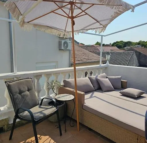 Stone Three Bedroom House With Rooftop Terrace * Jezera